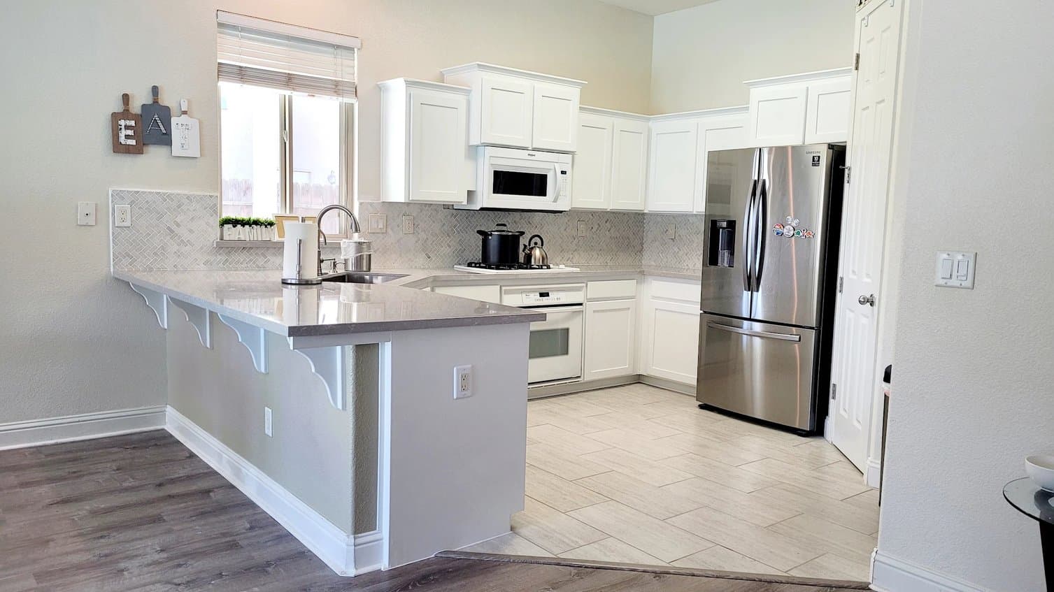 Juanez Painting gallery image 2