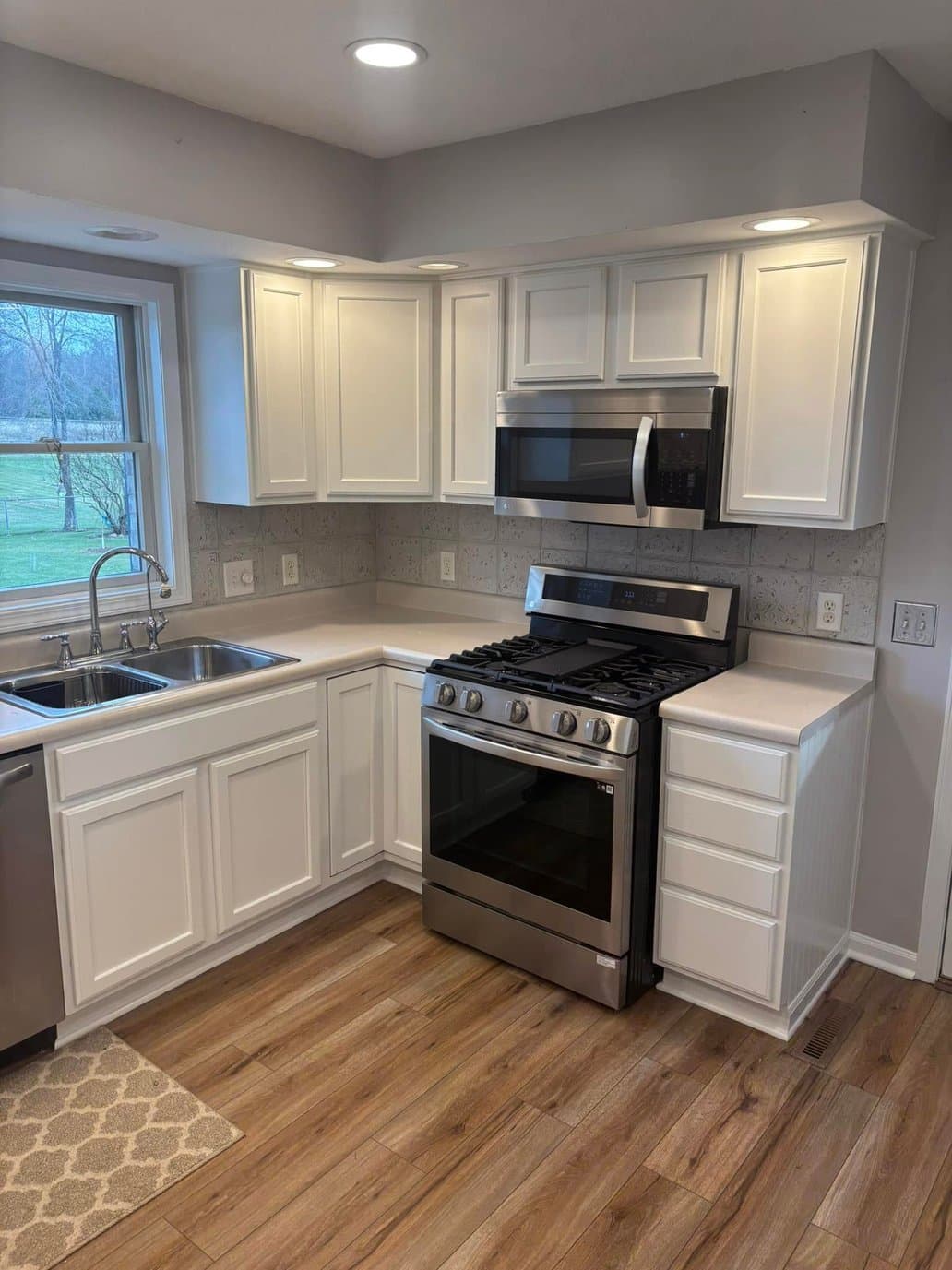 Bee's Painting gallery image 4