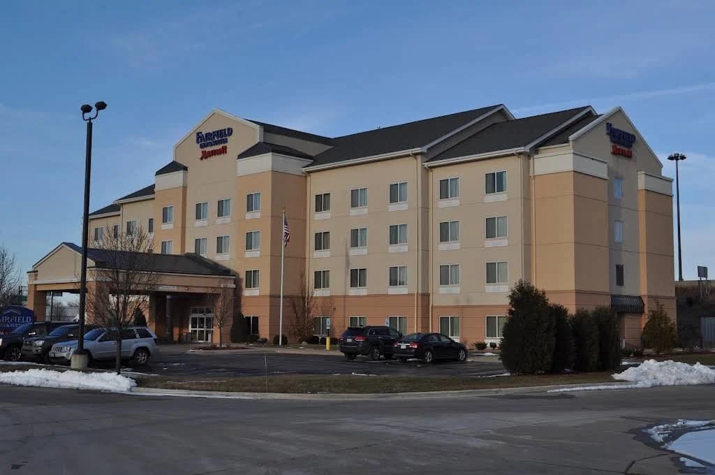 Commercial stucco project by JJ Stucco & Plastering System Inc. in Lake in the Hills, Illinois. The image shows a beige hotel with a dark roof and snowy lot.